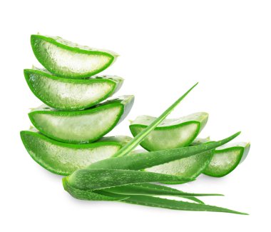 aloe vera yaprağı üzerinde beyaz izole kesmek