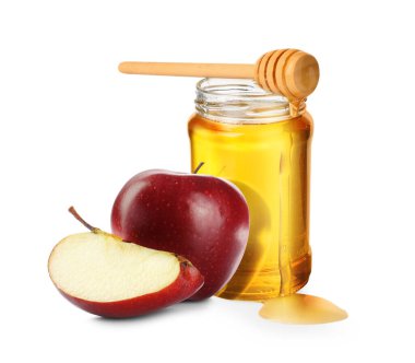 Cam kavanozda bal, beyaz elmalar ve dipper.