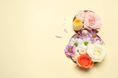 8 Mart tebrik kartı tasarımı, çiçekler ve metin için alan, üst görünüm. Uluslararası Kadınlar Gününüz kutlu olsun.