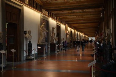 Florence, İtalya - 8 Şubat 2024: Uffizi galerisindeki farklı ünlü heykeller
