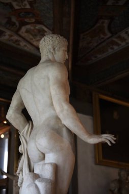 Florence, İtalya - 8 Şubat 2024: Uffizi galerisinde Doryphoros heykeli, alçak açı