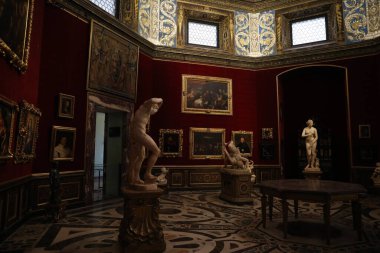 Florence, İtalya - 8 Şubat 2024: Uffizi galerisinde farklı ünlü heykeller ve tablolar