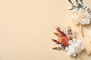 Bej arka planda şık yaka çiçekleri, düz yatış. Metin için boşluk