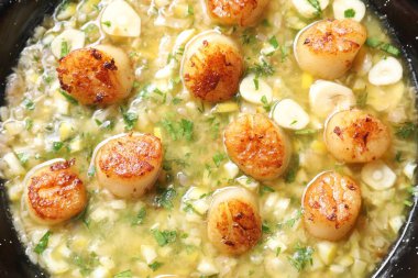 Kızarmış deniz tarağı, soslu, en üstte.