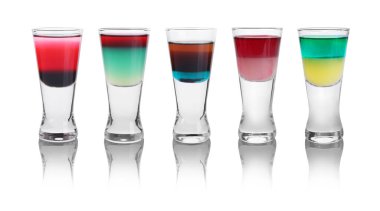 Shot bardaklarındaki farklı nişancılar beyaz sette izole edilmiş.