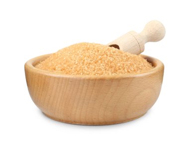 Kahverengi şeker kasede ve kepçe beyazda izole