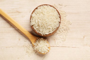 Pişmemiş çiğ basmati pilavı beyaz ahşap masa üzerinde, düz yatıyordu.