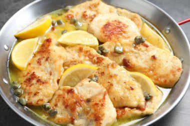 Limonlu lezzetli tavuk piccata, yakın plan.