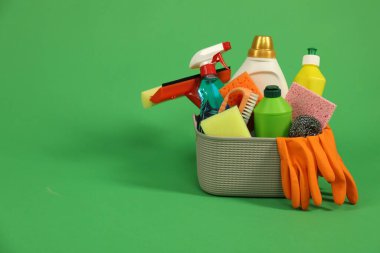 Yeşil arkaplanda farklı temizlik ürünleri, metin için yer
