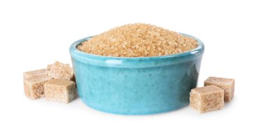 Beyaz üzerine izole edilmiş farklı kahverengi şeker ve kase türleri