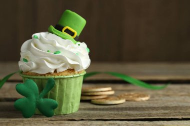 St. Patrick 'in gündüz partisi. Ahşap masada yeşil cüce şapkalı leziz kek, yakın plan. Metin için boşluk