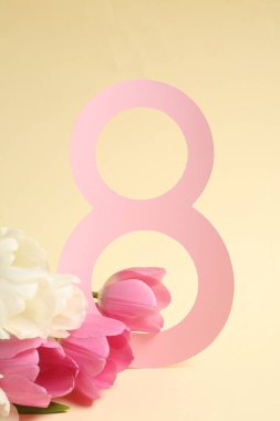 Açık sarı zemin üzerinde güzel laleler bulunan 8 Mart tebrik kartı tasarımı