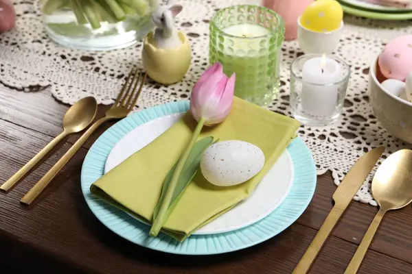 Güzel Laleli Şenlik Masası Yakın Plan Paskalya Kutlaması — Stok fotoğraf