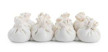 Pek çok pişmemiş khinkali (hamur tatlısı) beyaz üzerine izole edilmiş. Gürcistan mutfağı