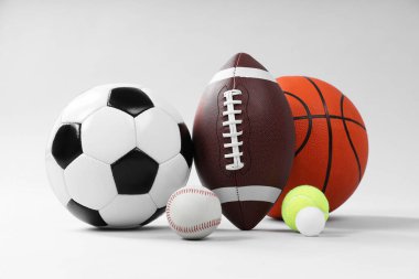 Açık gri arka planda birçok farklı spor topu