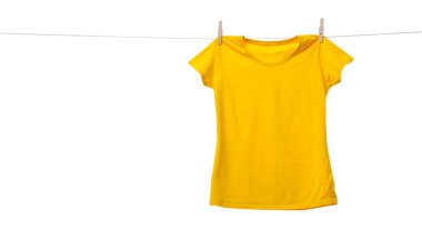 Sarı tişört beyaz arkaplanda çamaşır ipinde kuruyor