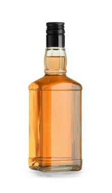 Beyaz üzerine izole edilmiş bir şişe viski. Alkolik içki.