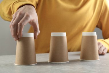 Açık mermer masada oyun oynayan adam, yakın plan.