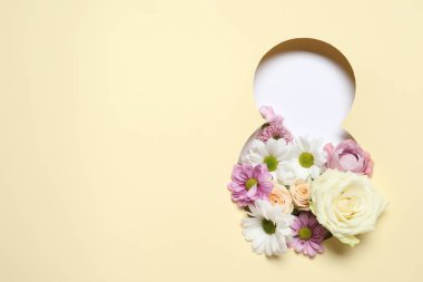 8 Mart tebrik kartı tasarımı, çiçekler ve metin için alan, üst görünüm. Uluslararası Kadınlar Gününüz kutlu olsun.