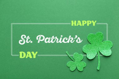 Aziz Patrick günün kutlu olsun. Dekoratif yonca yaprakları ve yeşil arkaplan üzerindeki metin, üst görünüm