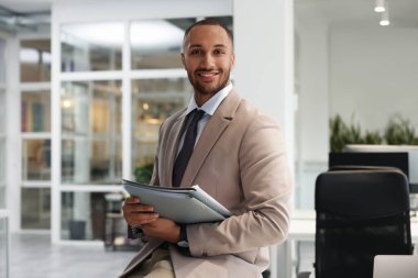 Ofisinde dosyaları olan mutlu bir adam. Avukat, işadamı, muhasebeci ya da yönetici.