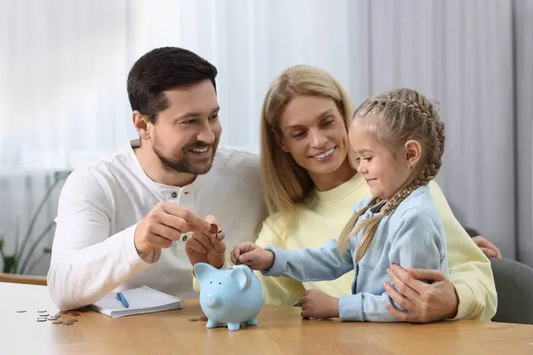 一緒に予算を計画する 家族と一緒に 屋内のテーブルにコインを入れた小さな少女 — ストック写真