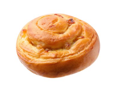Beyaza izole edilmiş kuru üzümlü lezzetli bir rulo. Tatlı çörek.