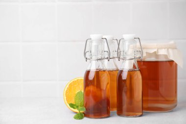 Lezzetli kombu çayı, portakal ve nane, beyaz masa, metin için yer