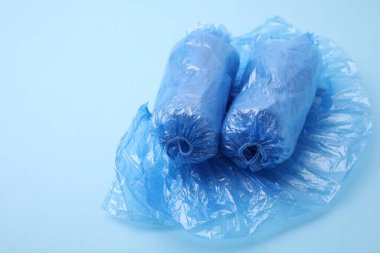 Açık mavi zemin üzerinde tıbbi ayakkabı kılıfları, metin için boşluk