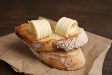 Lezzetli bukleler ve ekmek dilimleri ahşap masada, yakın plan.