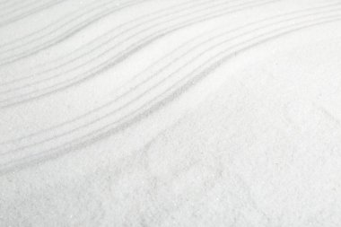 Zen kaya bahçesi. Beyaz kumdaki dalga deseni