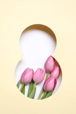 8 Mart 'ta laleli tebrik kartı tasarımı, üst manzara. Uluslararası Kadınlar Gününüz kutlu olsun.