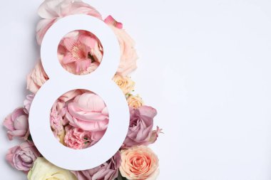 8 Mart tebrik kartı tasarımı, beyaz arka planda çiçekler, üst manzara. Uluslararası Kadınlar Gününüz kutlu olsun.