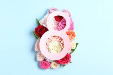 8 Mart tebrik kartı tasarımı açık mavi arka planda güzel güller, üst manzara