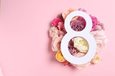 8 Mart tebrik kartı tasarımı açık pembe arka planda güzel güller, üst manzara. Metin için boşluk