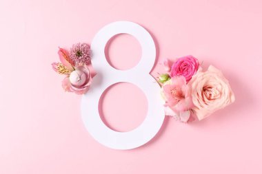 8 Mart tebrik kartı tasarımı açık pembe arka planda güzel çiçekler, üst manzara