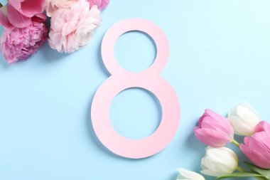 8 Mart tebrik kartı tasarımı açık mavi arka planda güzel çiçekler, üst manzara