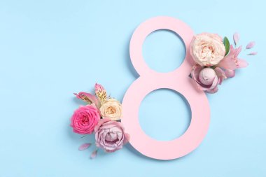 8 Mart tebrik kartı tasarımı açık mavi arka planda güzel çiçekler, üst manzara