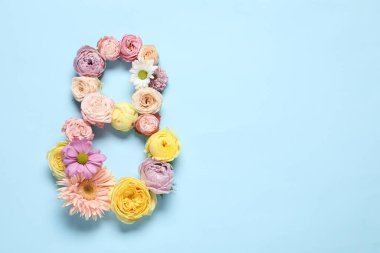 8 Mart tebrik kartı tasarımı açık mavi arka planda güzel çiçeklerle yapıldı, üst manzara. Metin için boşluk