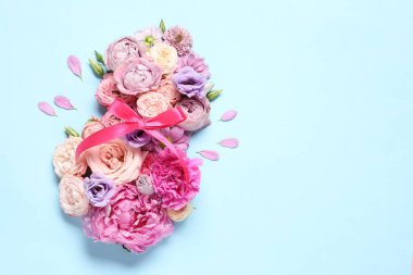 8 Mart tebrik kartı tasarımı açık mavi arka planda güzel çiçeklerle yapıldı, üst manzara. Metin için boşluk