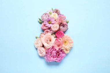 8 Mart tebrik kartı tasarımı açık mavi arka planda güzel çiçeklerle yapıldı, üst manzara