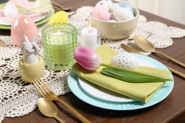 Güzel laleli şenlik masası, yakın plan. Paskalya kutlaması