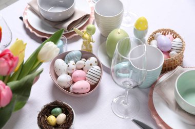 Boyalı yumurtalarla şenlik masası. Paskalya kutlaması