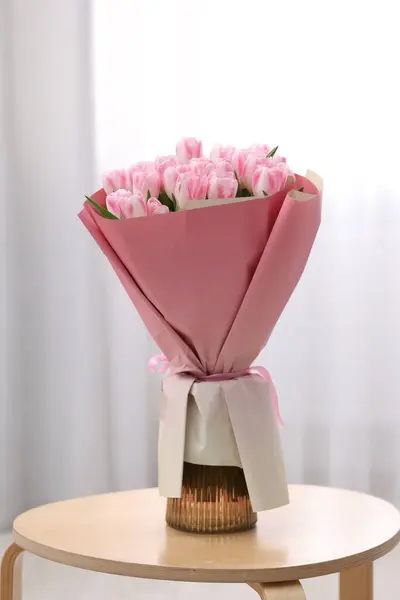 테이블에 신선한 튤립의 꽃다발 — 스톡 사진