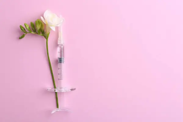 Косметологія Медичний Шприц Квітка Фрезії Рожевому Тлі Вид Зверху Простір — стокове фото