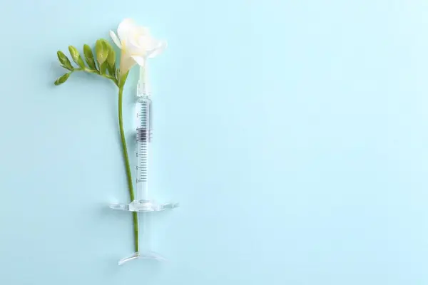 Косметологія Медичний Шприц Квітка Фрезії Світло Блакитному Тлі Вид Зверху — стокове фото