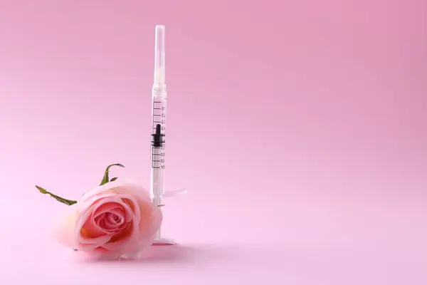 Косметологія Медичний Шприц Квітка Троянди Рожевому Фоні Простір Тексту — стокове фото