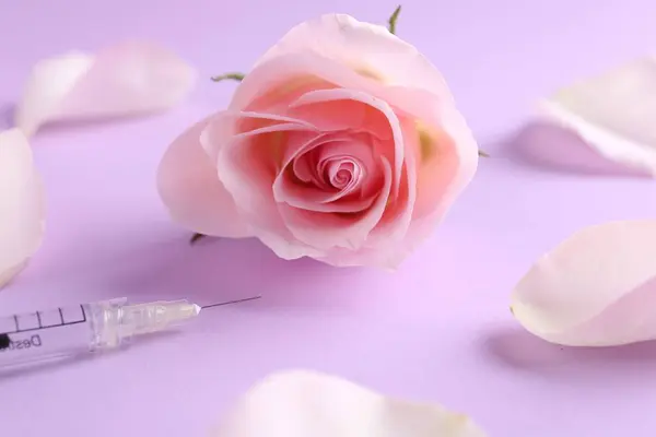 Косметологія Медичний Шприц Трояндова Квітка Пелюстки Рожевому Фоні Крупним Планом — стокове фото
