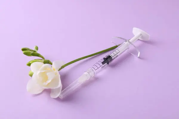 Косметологія Медичний Шприц Квітка Фрезії Фіолетовому Фоні — стокове фото