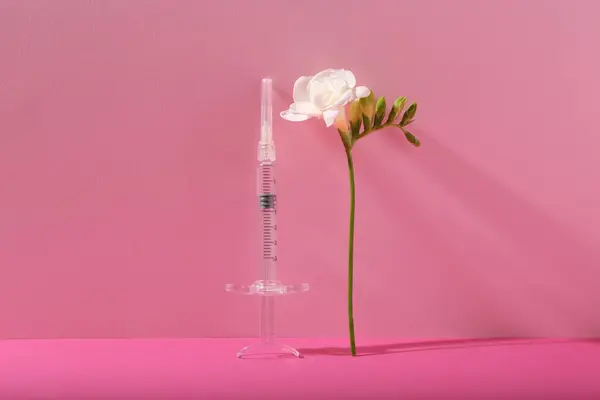 Καλλυντικά Ιατρική Σύριγγα Και Λουλούδι Φρέζια Ροζ Φόντο — Φωτογραφία Αρχείου